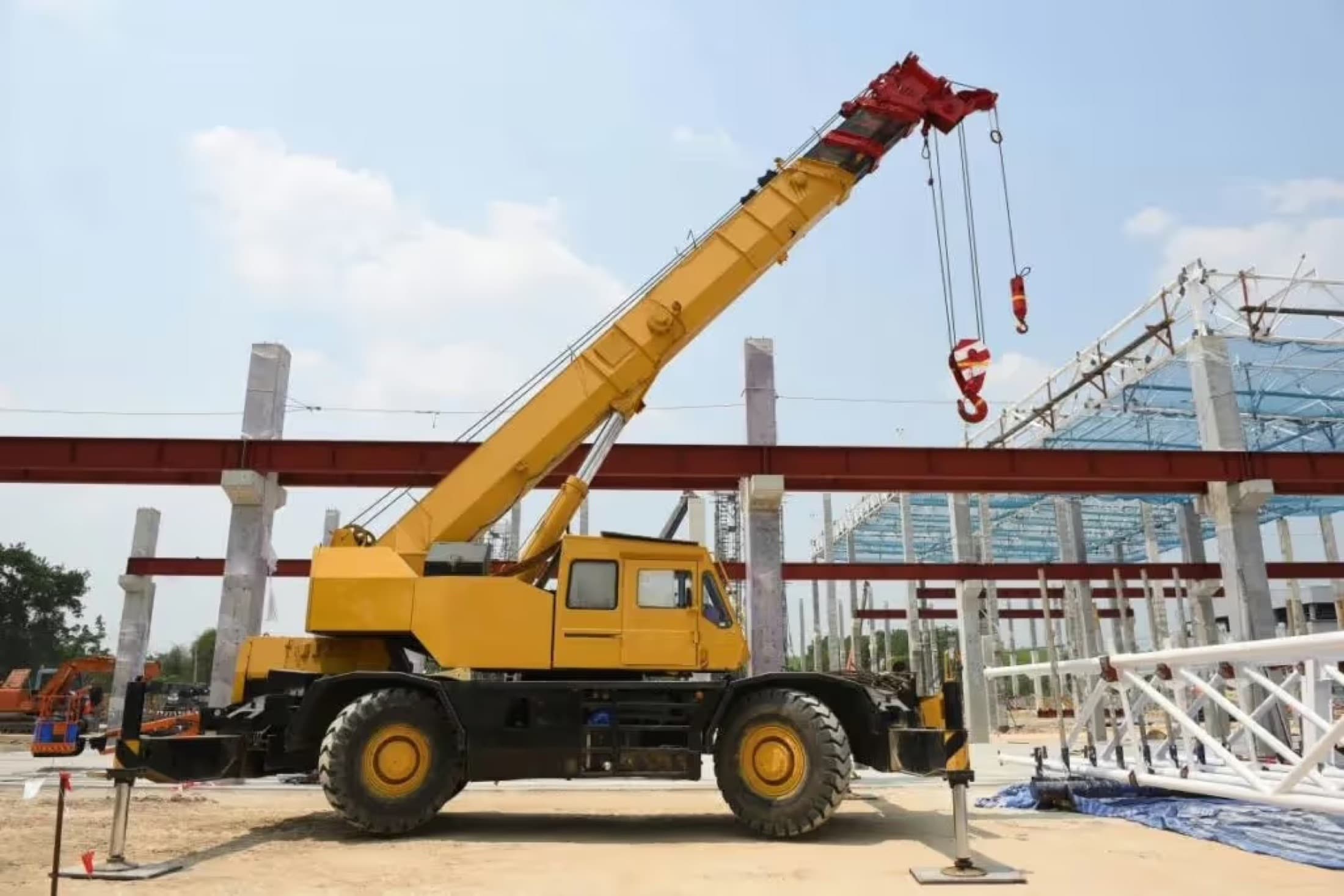 Grue mobile à flèche télescopique sur un chantier de construction
