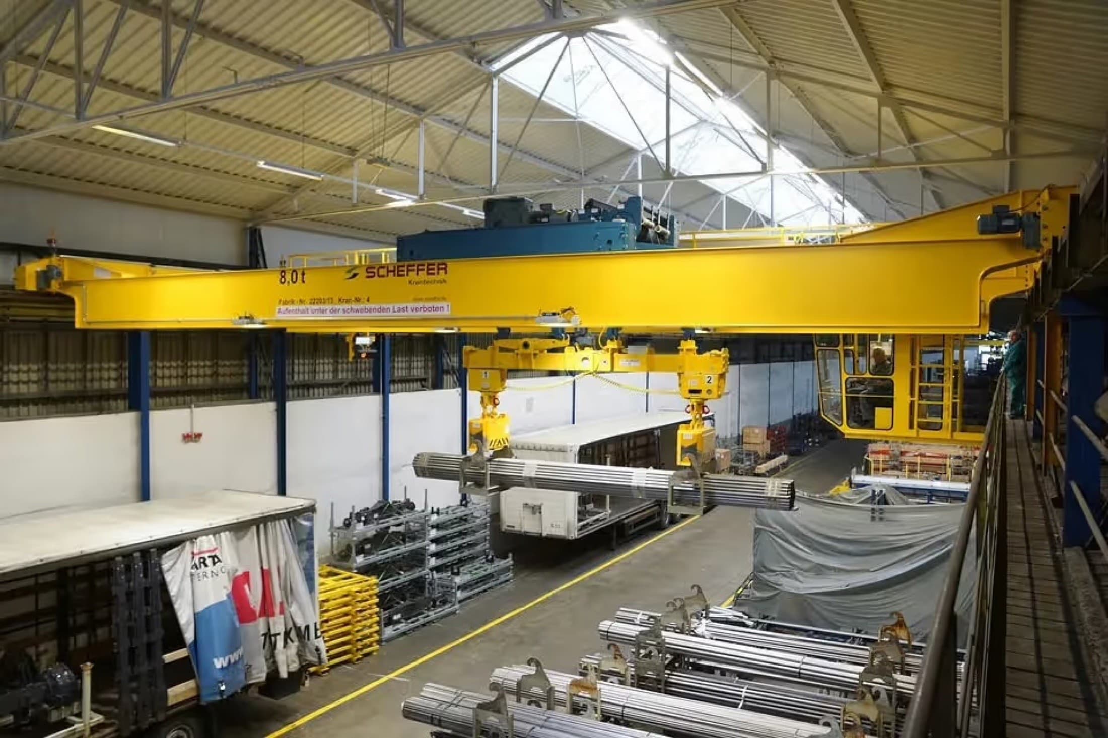 Pont roulant industriel déplaçant une charge dans un atelier
