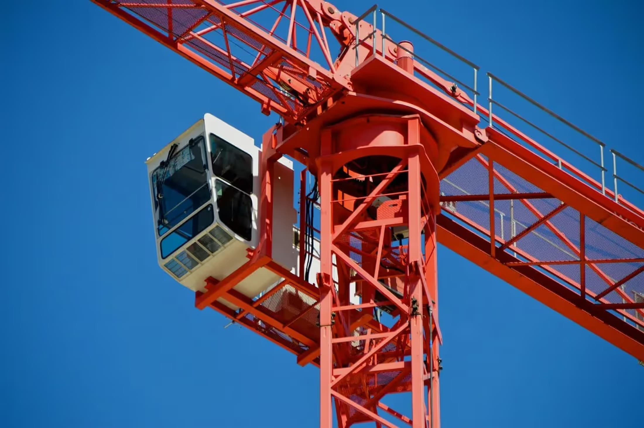 Grue à tour sur un chantier de construction, vue rapprochée de la flèche et de la cabine