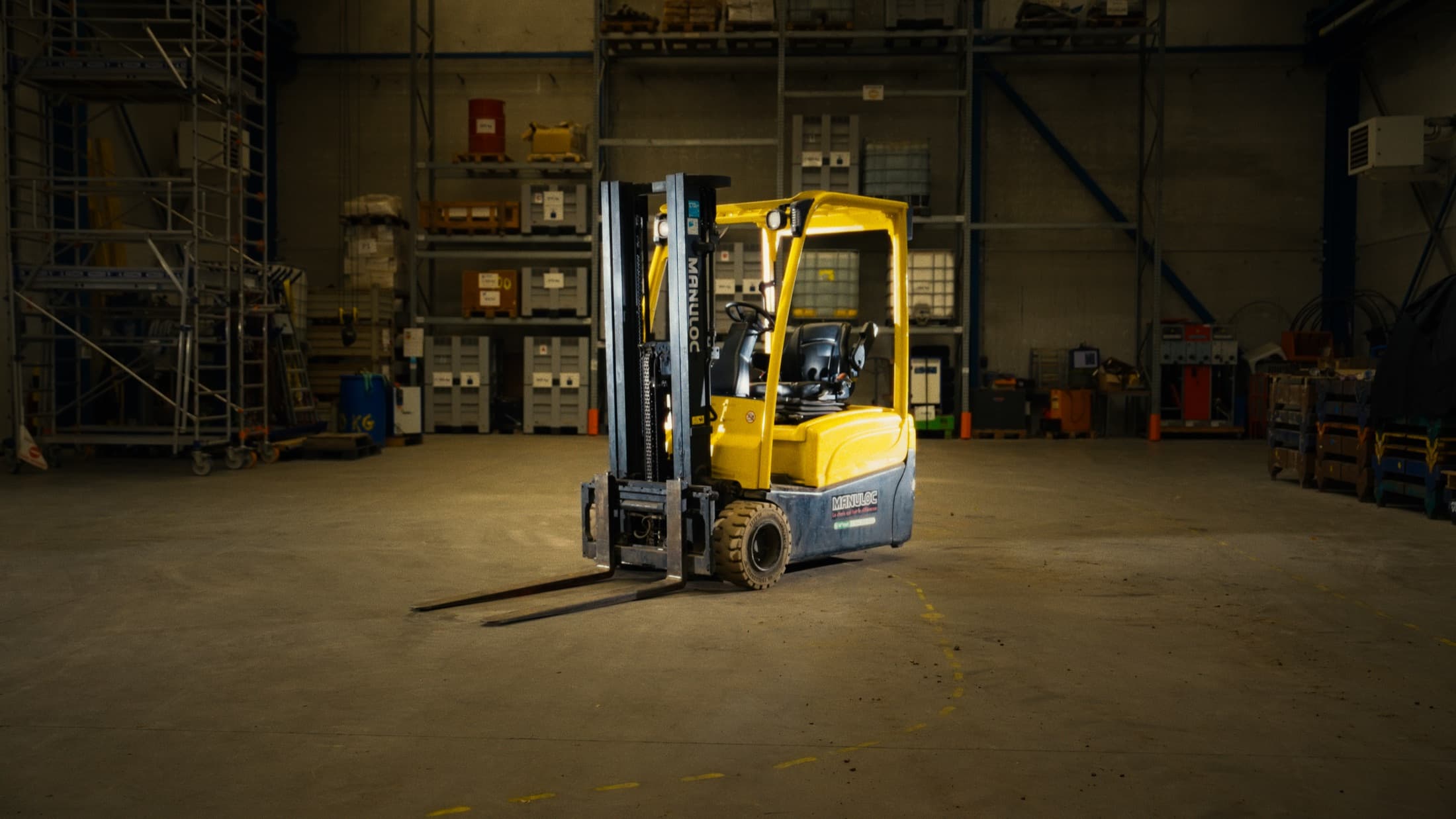 Chariot élévateur en entrepôt logistique
